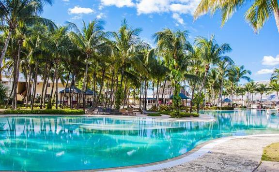 Beautiful hotel pool in Hawaii