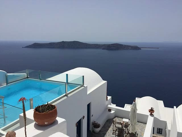 booking a good hotel is one of the tips of this travel guide to Greece